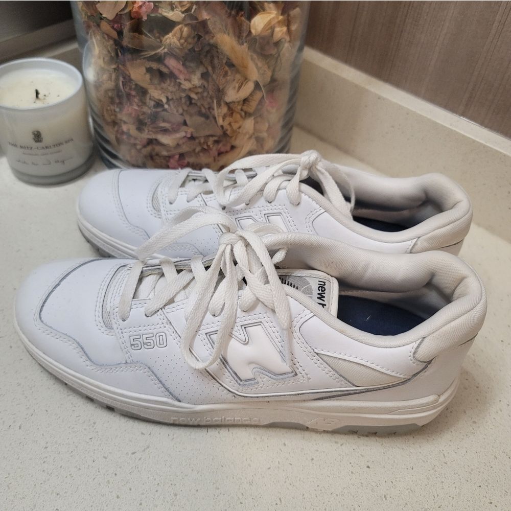 New Balance 550 Men's Size 9.5 Triple White Leather Sneakers Lace up BB550PB1 - Picture 3 of 10